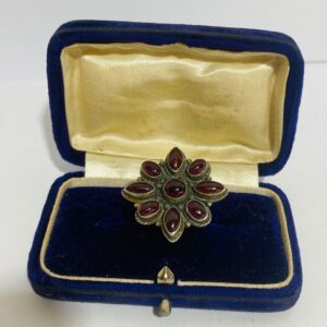 Anillo en oro 14 K con granates: diseño flor