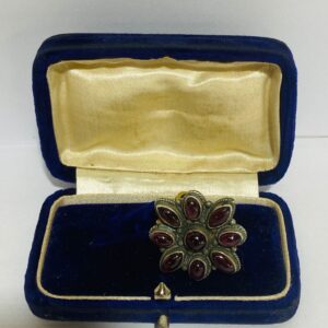 Anillo en oro 14 K con granates: diseño flor