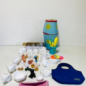 Lote x50 artículos: figuras de yeso, tambor, juguetes y otros
