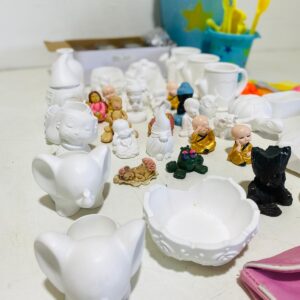 Lote x50 artículos: figuras de yeso, tambor, juguetes y otros