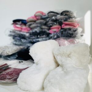 Lote x45 pares de pantuflas: colores y talles varios