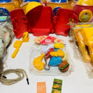 Lote x28 unidades: mascaras y mochilitas de juguete