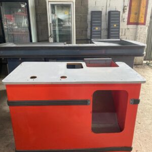 Mostrador rojo en madera y metal