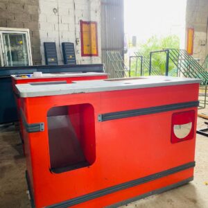 Mostrador rojo en madera y metal