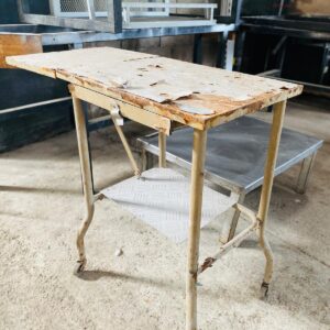 Lote mesa rodante de chapa + mesa ratona en metal