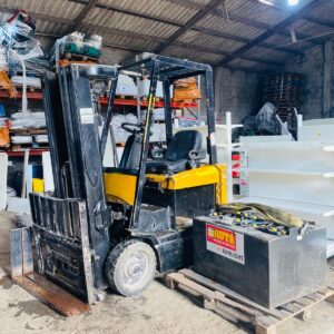 Elevador HYSTER, torre de 4 tramos con uñas y batería