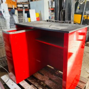 Mostrador rojo en madera y metal