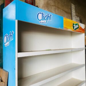 Exhibidor Cligth y Tang en madera