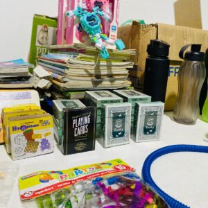 Lote x116 artículos aprox: libros, relojes, revistas, transformers, cartas y otros