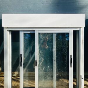 Ventana en aluminio gris con cortina de enrrollar