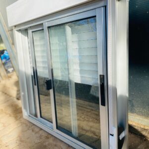 Ventana en aluminio gris con cortina de enrrollar