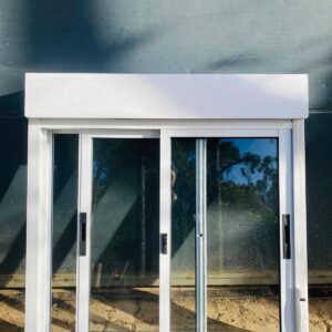Ventana en aluminio blanco con cortina de enrrollar