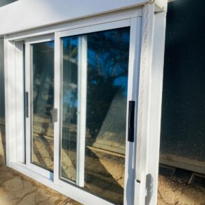 Ventana en aluminio blanco con cortina de enrrollar