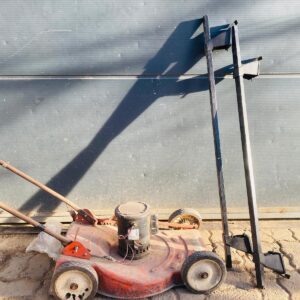 Máquina de cortar pasto 4 ruedas, roja + barras p/auto