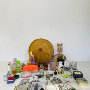 Lote x40 artículos: adornos, perfumes, alhajeros, cadenitas, pulseras y otros