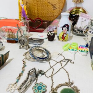 Lote x40 artículos: adornos, perfumes, alhajeros, cadenitas, pulseras y otros