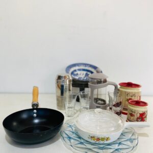 Lote x17 artículos: sartenes, soporte para tortas, cafetera y otros