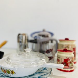 Lote x17 artículos: sartenes, soporte para tortas, cafetera y otros