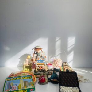 Lote x17 artículos: muñecas de adorno, juegos de mesa, recetarios y otros