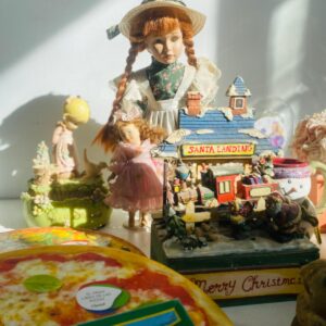 Lote x17 artículos: muñecas de adorno, juegos de mesa, recetarios y otros