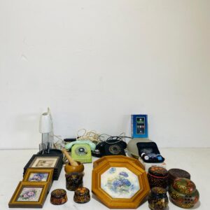 Lote x24 artículos: teléfonos antiguos, cuadros, adornos y otros