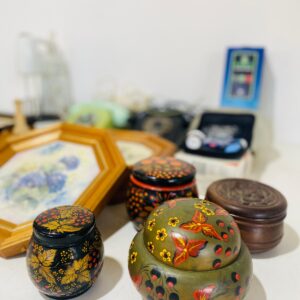 Lote x24 artículos: teléfonos antiguos, cuadros, adornos y otros