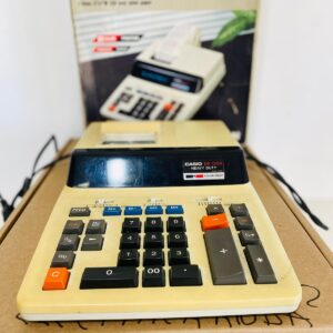 Lote x11 artículos: calculadoras, maquina de sumar Casio, trinchetas, micrófono y otros