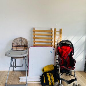 Lote x4 artículos: coche, sillita, mochila de acampar y otros