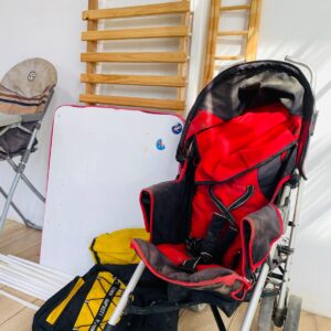 Lote x4 artículos: coche, sillita, mochila de acampar y otros