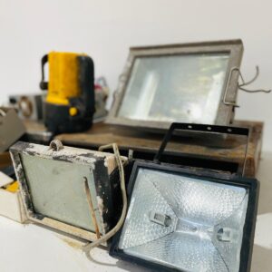 Lote x10 artículos: cajas registradoras, focos, central de alarmas y otros