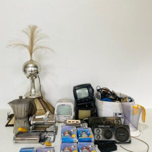 Lote x23 artículos: tv antiguas, cafetera de metal, maquina de hacer pastas y otros