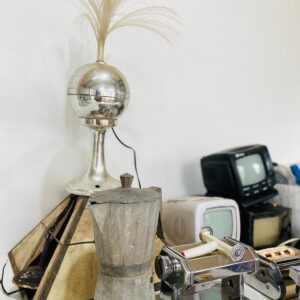 Lote x23 artículos: tv antiguas, cafetera de metal, maquina de hacer pastas y otros