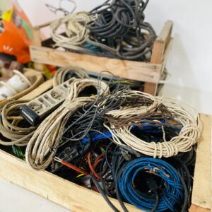 Lote de cables varios: alargues, recortes, cargadores y otros