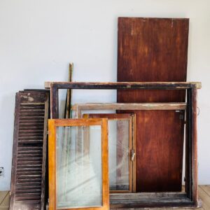 Lote x1 hoja de puerta en madera + ventana con postigos + ventana completa con postigos