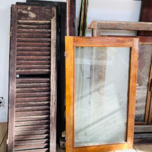 Lote x1 hoja de puerta en madera + ventana con postigos + ventana completa con postigos