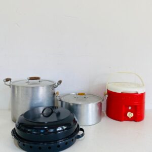 Lote x4 artículos: ollas de aluminio, conservadora y horno parrillero