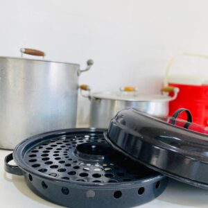 Lote x4 artículos: ollas de aluminio, conservadora y horno parrillero