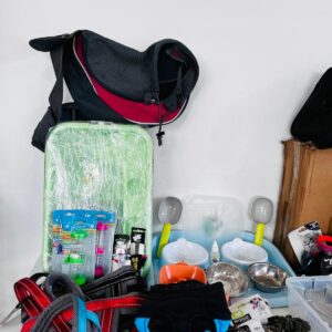 Lote x43: jaula para hámster, bolso transportable, juguetes, collares y otros