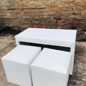 Mesa ratona + 4 puff en cuerina, color blanco