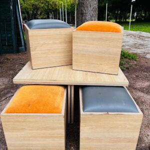 Mesa ratona en madera + 4 puff en madera y cuerina