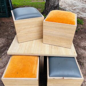 Mesa ratona en madera + 4 puff en madera y cuerina