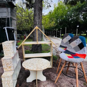 Lote x5 mobiliario: casita en madera; 2 banquetas, mesa ratona, mueble aereo (cubos)