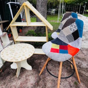 Lote x5 mobiliario: casita en madera; 2 banquetas, mesa ratona, mueble aereo (cubos)