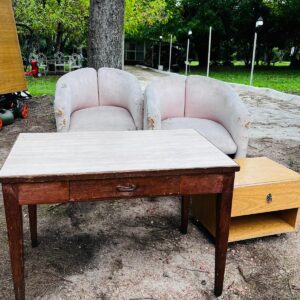 Lote x4 mobiliario: 2 banquetas (con detalles); escritorio con cajón; mesa de luz rodante