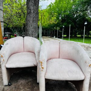 Lote x4 mobiliario: 2 banquetas (con detalles); escritorio con cajón; mesa de luz rodante