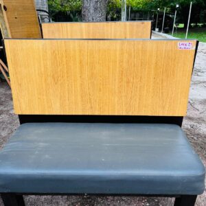 Lote x2 bancos en madera, asiento en cuerina