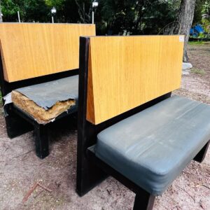 Lote x2 bancos en madera, asiento en cuerina