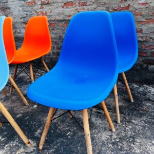 Lote x5 sillas en PVC: naranja, celeste y azul