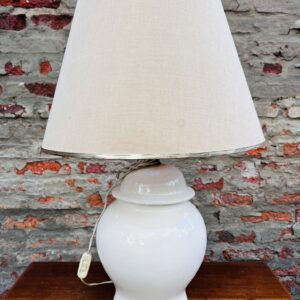 Mesita con lustre + lámpara con pantalla