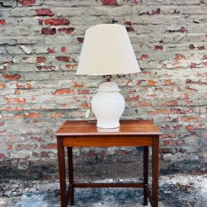 Mesita con lustre + lámpara con pantalla